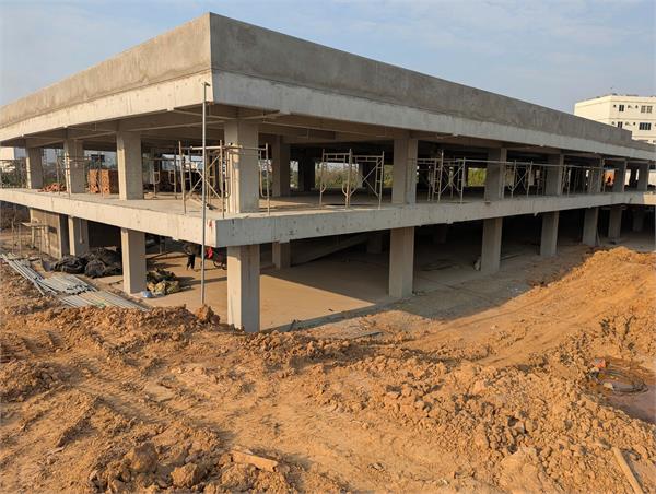 Công việc xây dựng tầng 1, 2 ký túc xá C ở MKVC